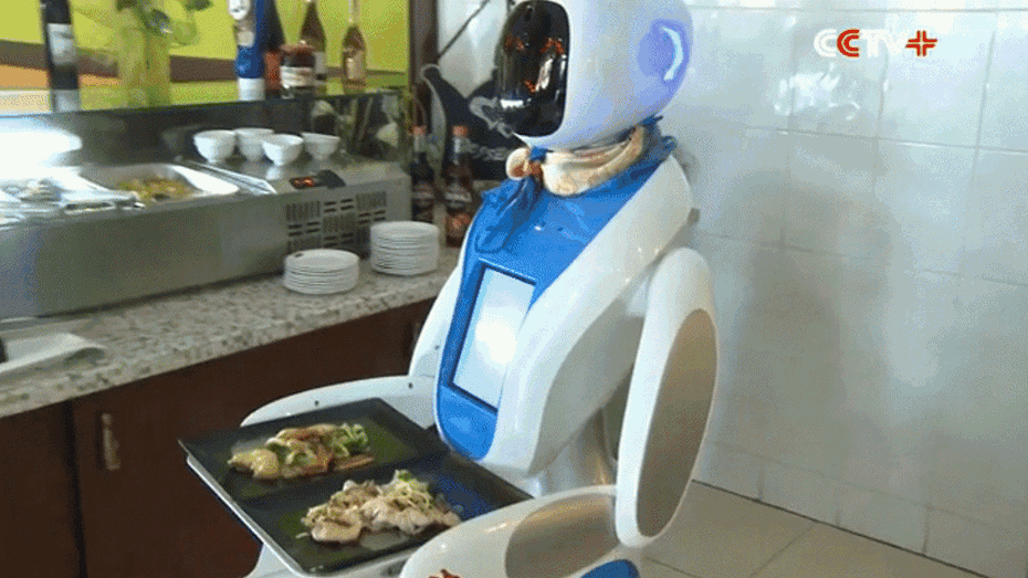 Video: Tận mắt chứng kiến robot bồi bàn hút khách tại Hungary