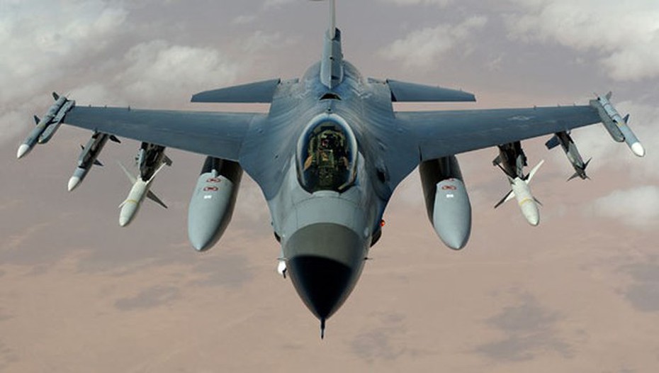Video: Khoảnh khắc phi công Mỹ nhảy dù khỏi F-16 khi sắp đâm vào nhà kho