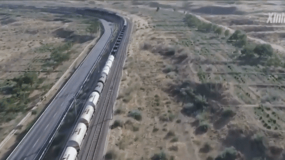 Video: Cận cảnh tuyến đường sắt xuyên sa mạc dài gần 1.000km tại Trung Quốc