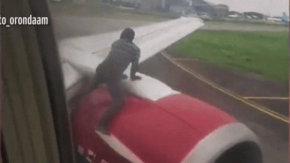 Video: Người đàn ông nhảy lên động cơ máy bay trước khi cất cánh