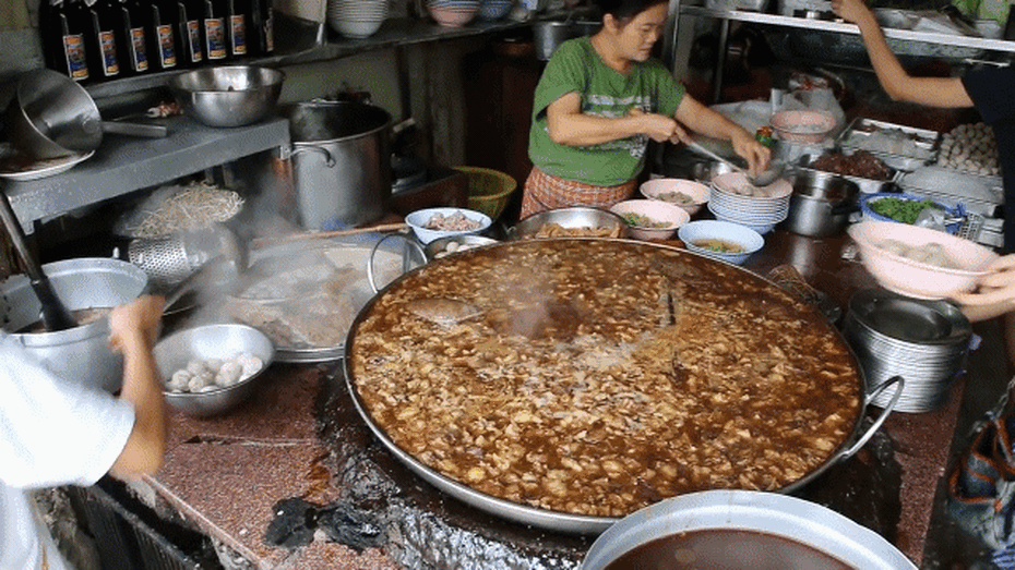 Video: Cận cảnh món bò hầm liên tục gần nửa thế kỷ tại Thái Lan