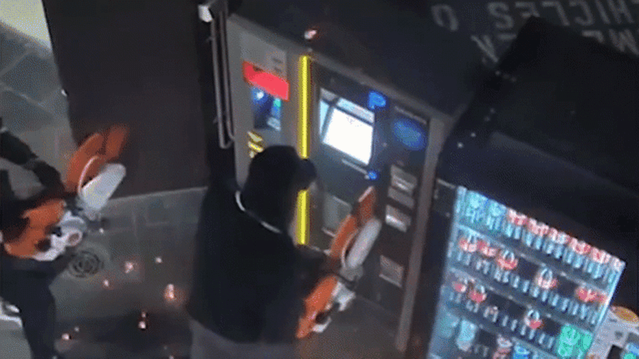 Video: Trộm liều lĩnh dùng cưa máy cắt cây ATM trộm tiền