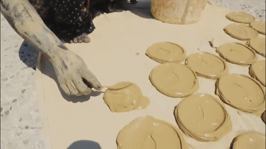 Video: Bánh làm từ bùn - món ăn cứu sống nhiều dân nghèo