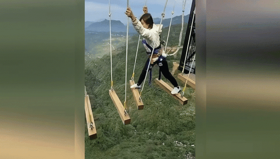 Video: Đi bộ trên không trung ở độ cao 1.300m, bạn có dám thử?