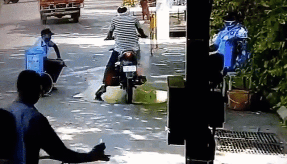 Video: Xe máy bốc cháy dữ dội khi phun thuốc khử trùng ở Ấn Độ