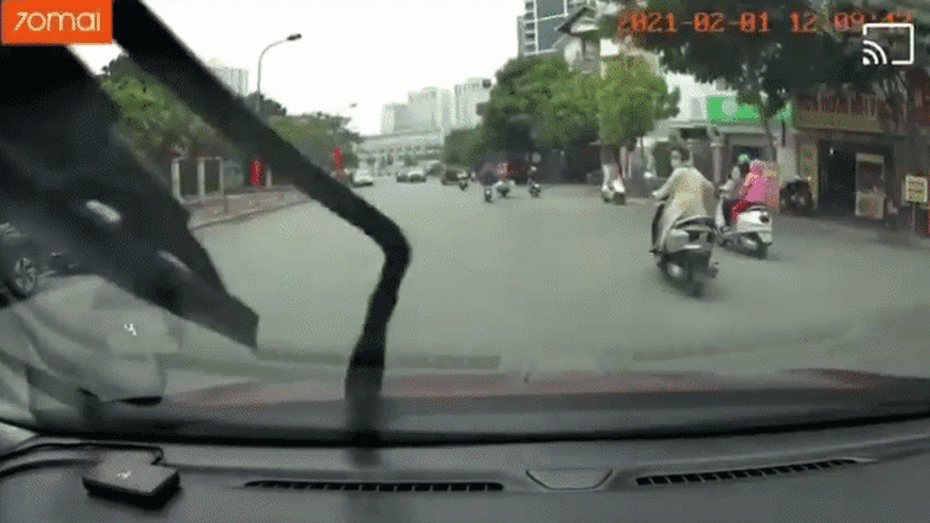 Clip: Mẹ trẻ ném xe giữa đường, chạy lại tìm con sau va chạm