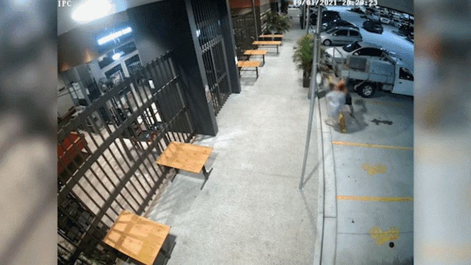 Clip: Cụ bà quật tên cướp lộn nhào để lấy lại túi xách