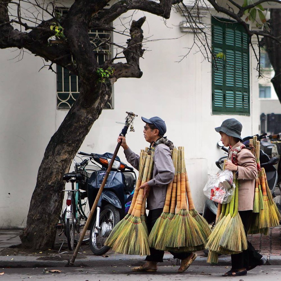 Những người đi bộ qua phố...