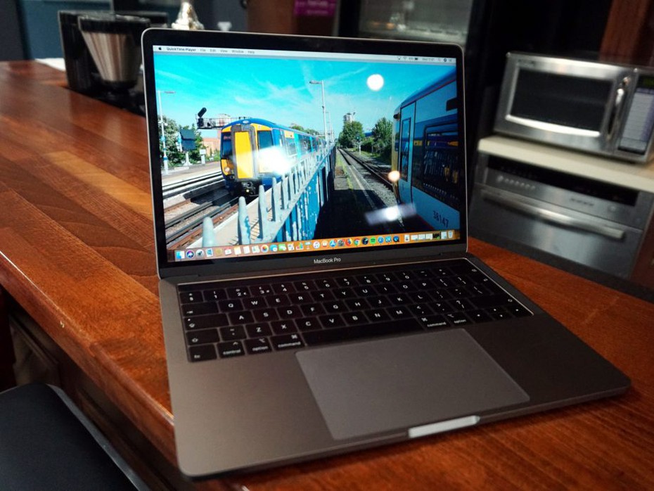 Bàn phím trên Macbook Pro lại gặp lỗi, Apple "làm khó" người dùng