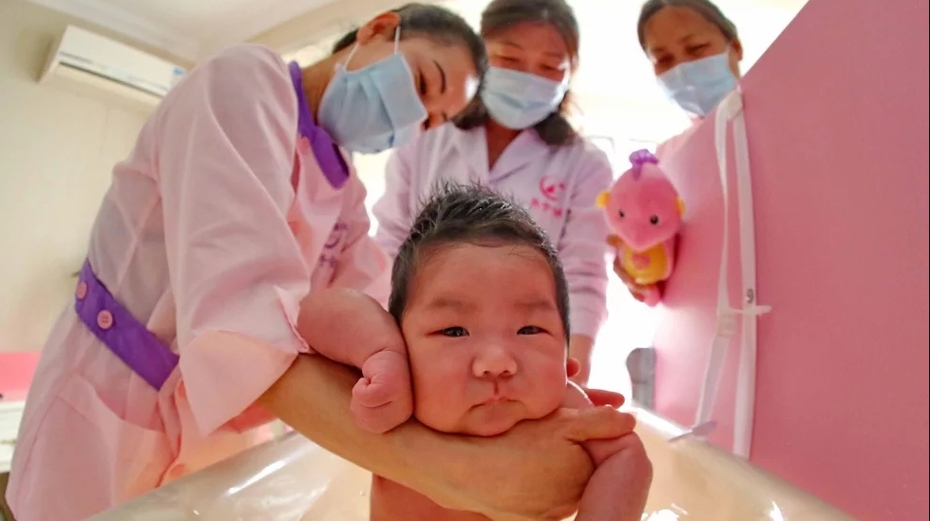 Trung Quốc đối mặt với khó khăn về kinh tế do người dân "không chịu sinh con"