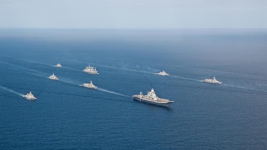 Căng thẳng sục sôi: Ấn Độ triển khai tàu sân bay, tàu ngầm "ngăn chặn" Pakistan