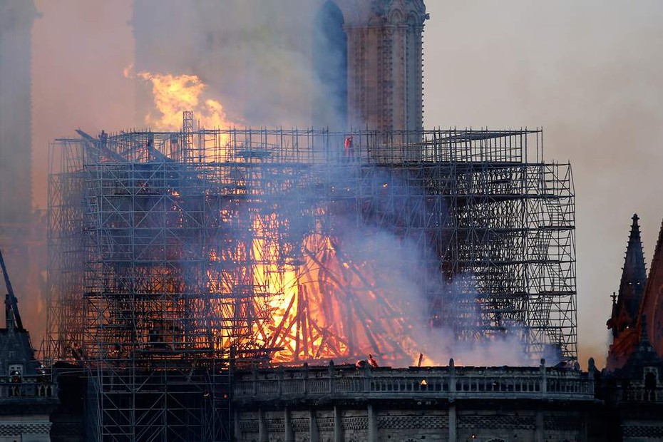 Người phụ nữ nói nhìn thấy "hình ảnh giống Chúa Jesus" trong vụ cháy Nhà thờ Đức Bà Paris