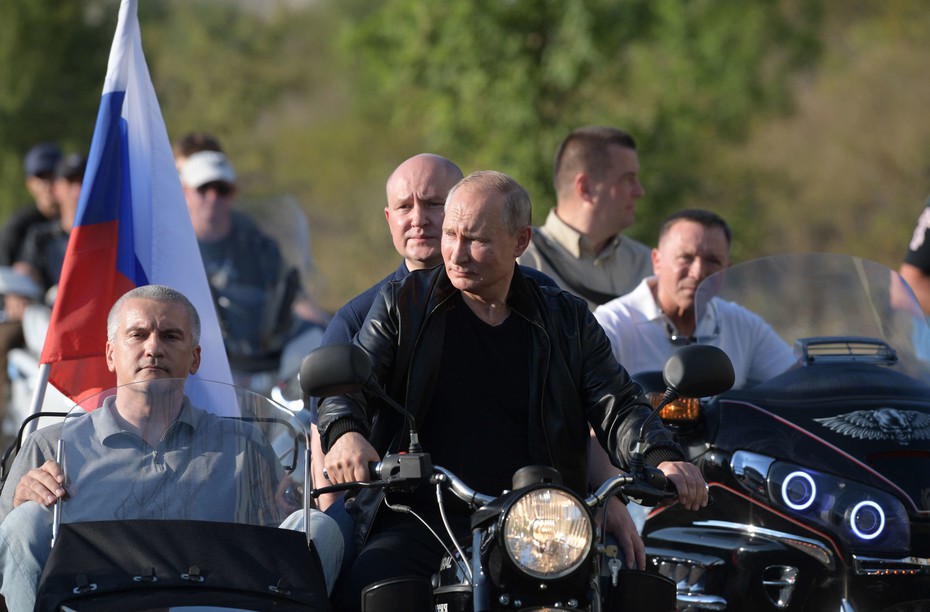 Ông Putin mặc áo da, lái xe máy "oai vệ" ở tuổi 66
