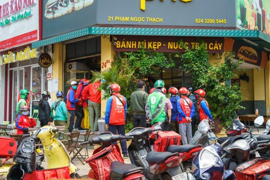 Tài xế tố bị "trù dập", chiết khấu vô lý: Những câu hỏi không được Now trả lời