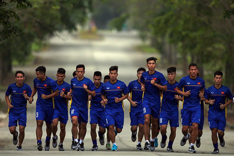 BTC ASIAD 2018 “làm khó”, HLV Park rèn quân ở khu đất trống