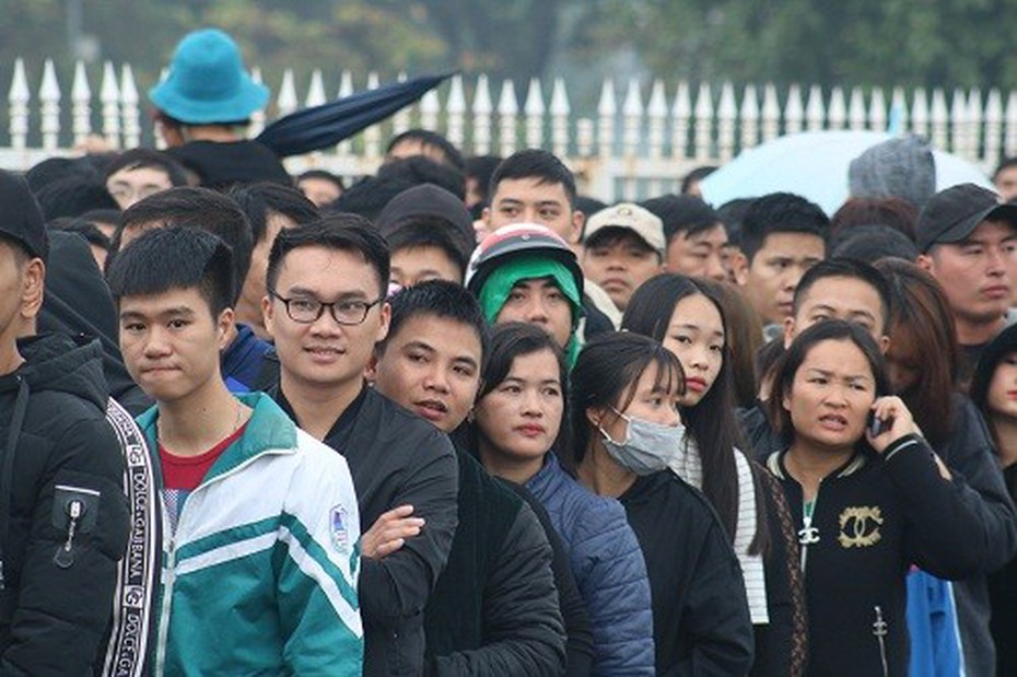 Cận cảnh hàng nghìn người chen lấn chờ mua vé ở Mỹ Đình
