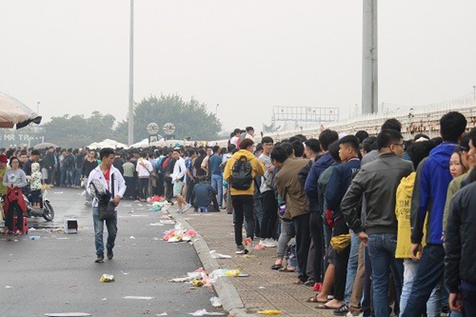 SVĐ Quốc gia Mỹ Đình ngập tràn trong rác