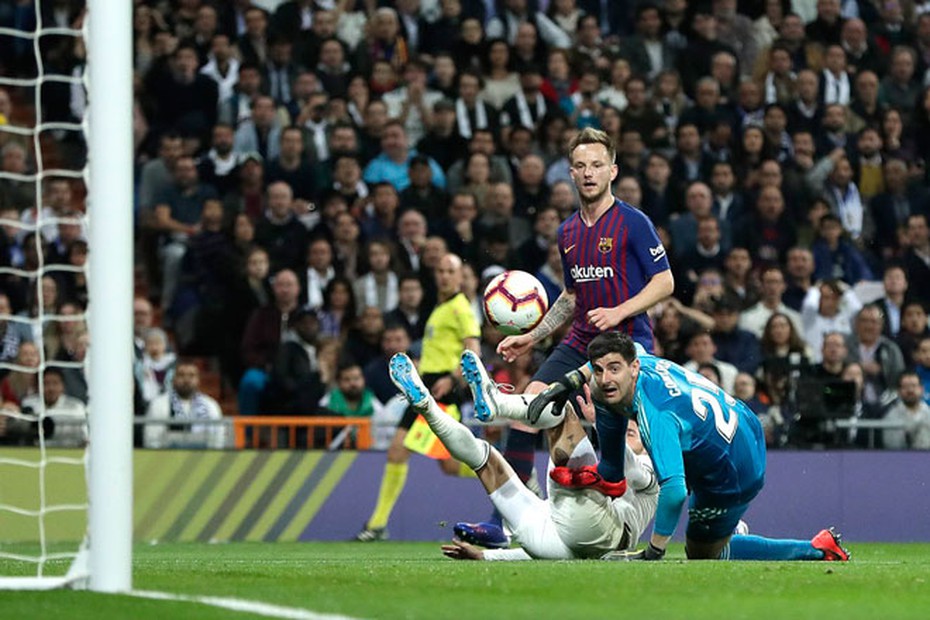 Rakitic tỏa sáng, Barcelona hạ gục Real Madrid ngay trên sân khách