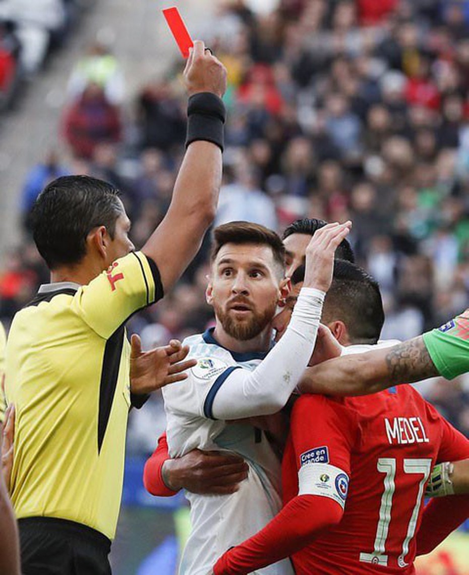 Messi nói gì khi phải nhận thẻ đỏ trong trận tranh hạng 3 Copa America 2019?