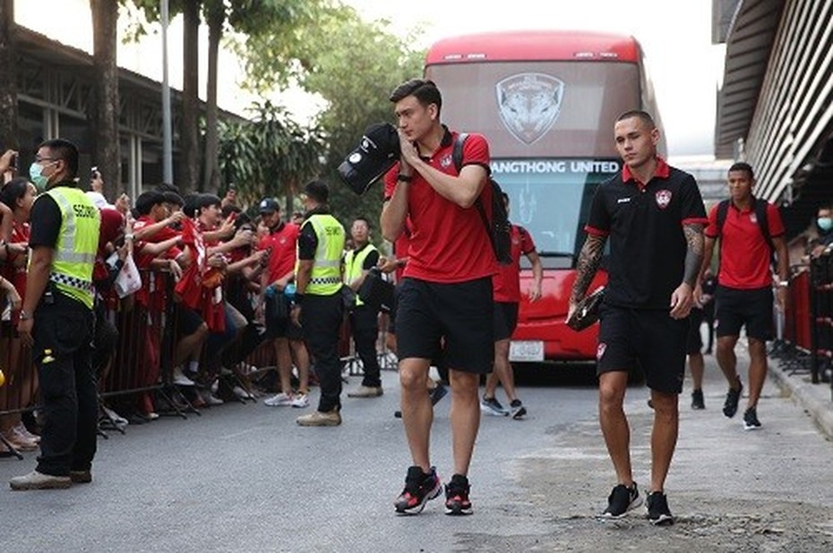 Văn Lâm mất suất bắt chính ở Muangthong United: Nên bước tiếp hay dừng lại?