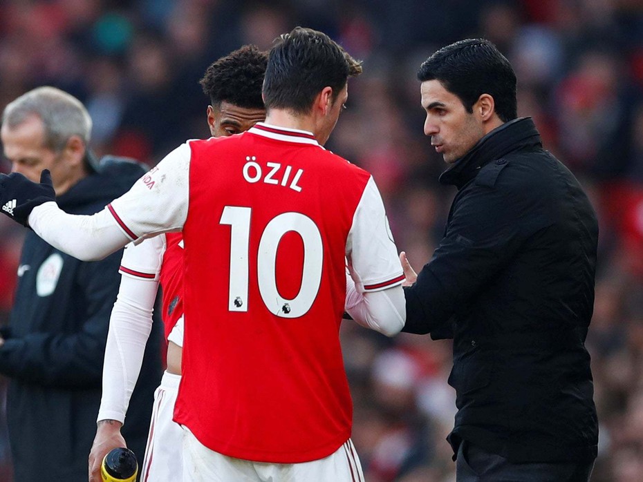 Mesut Ozil vẫn còn chỗ đứng trong đội hình mà HLV Arteta xây dựng?