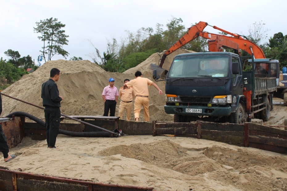 Liên tiếp phát hiện tàu sắt hút cát trái phép trên sông Thu Bồn