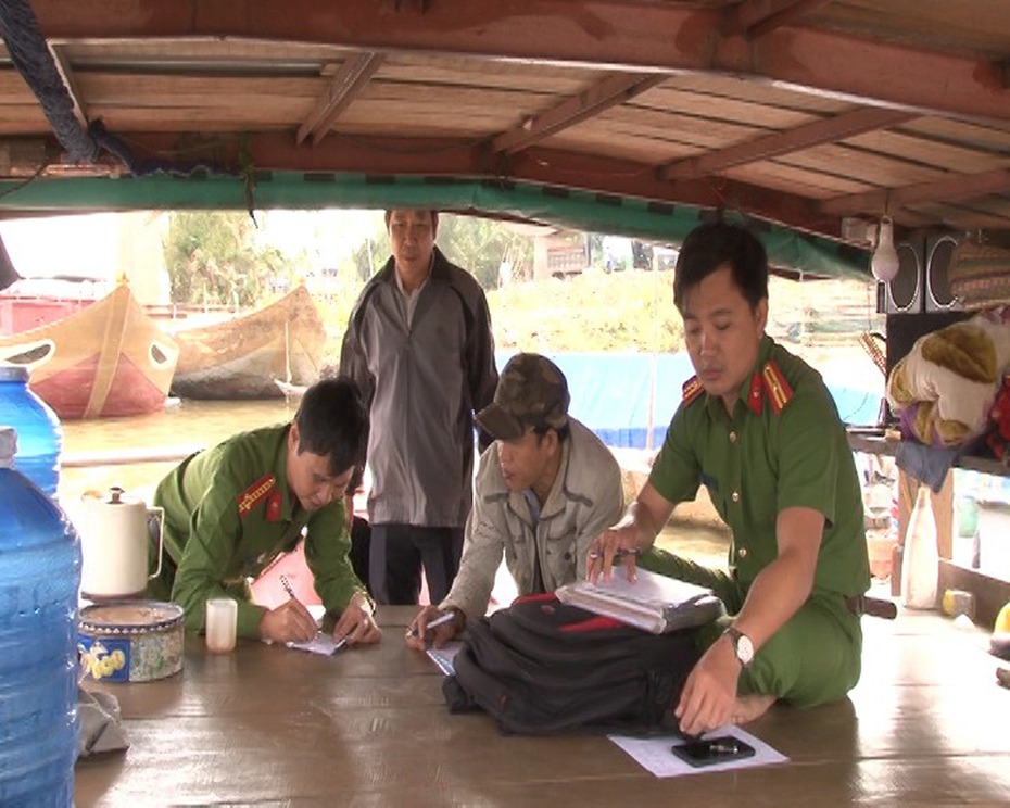 Cảnh sát môi trường bắt 6 ghe hút cát trái phép trên sông Thu Bồn