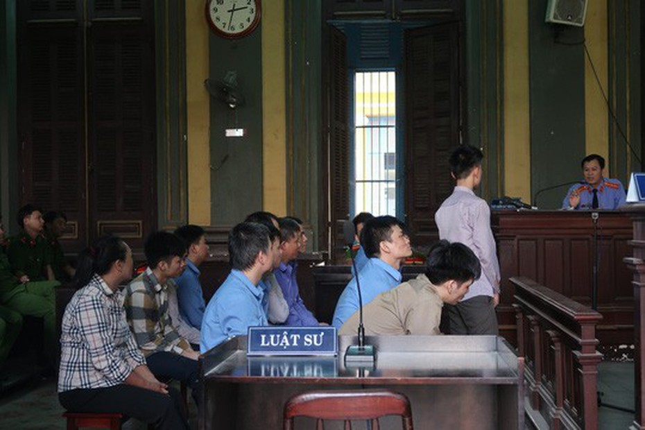 Nóng 12H: Xử băng bảo kê, trấn lột người bán dâm