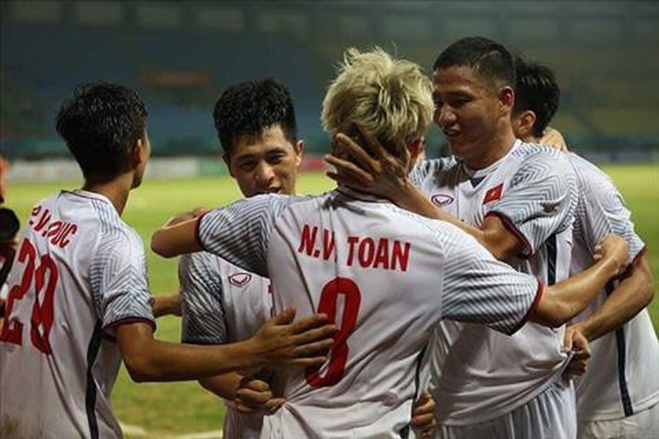 [Chùm ảnh]: Các cầu thủ U23 VN ăn mừng chiến thắng khi vào bán kết ASIAD