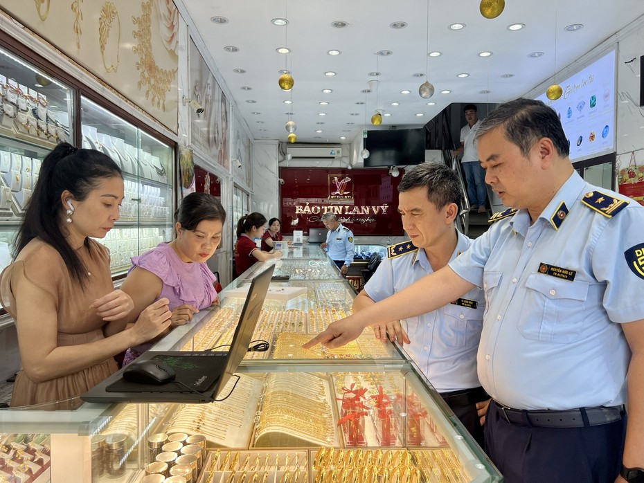 Hà Nội: Đột xuất kiểm tra 3 cửa hàng vàng