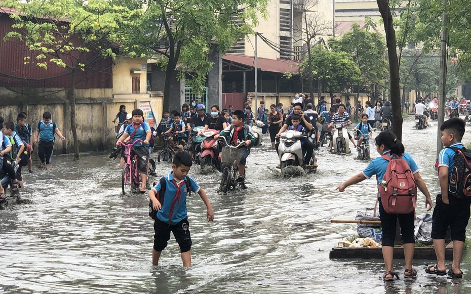 1.400 học sinh nghỉ học vì nước thải tràn vào trường học