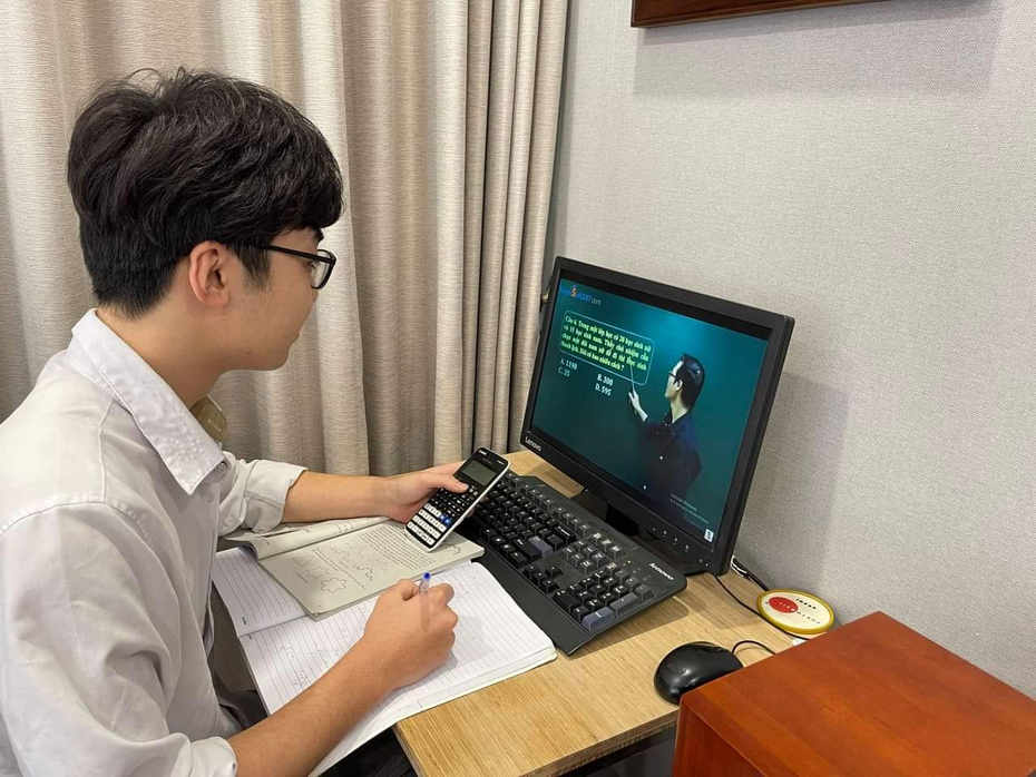 Học sinh Hà Nội thi thử trực tuyến: Làm sao để phòng chống gian lận?
