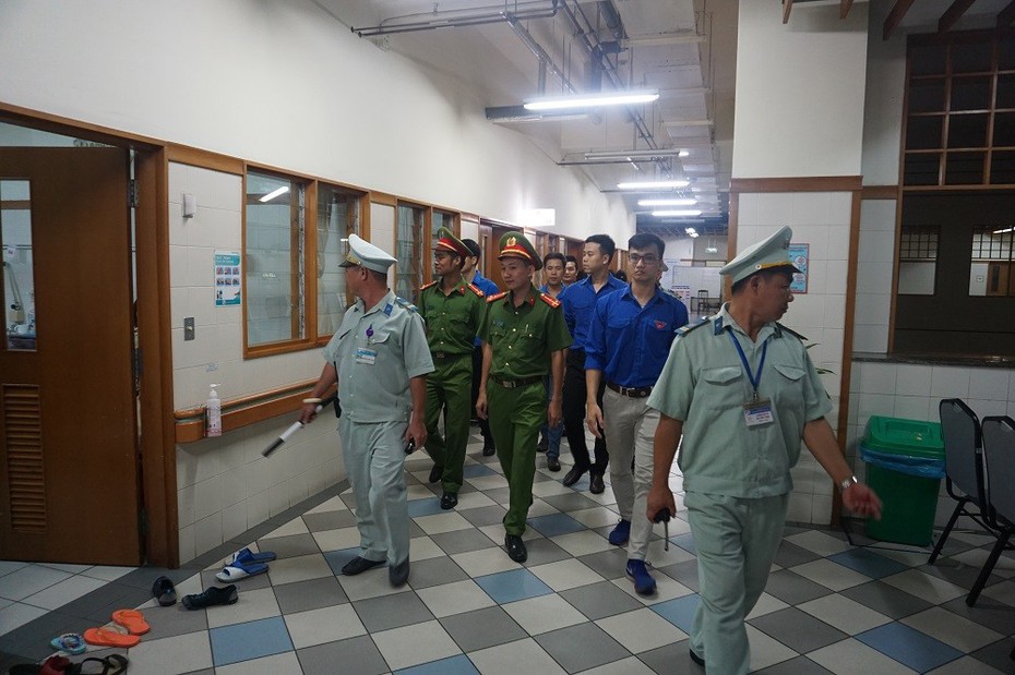 Đêm khuya bác sỹ cùng Công an làm điều khiến ai cũng an tâm