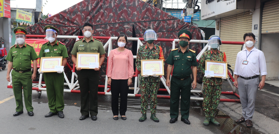 Khen thưởng 3 chiến sĩ giúp sản phụ “vượt cạn” thành công trên vỉa hè