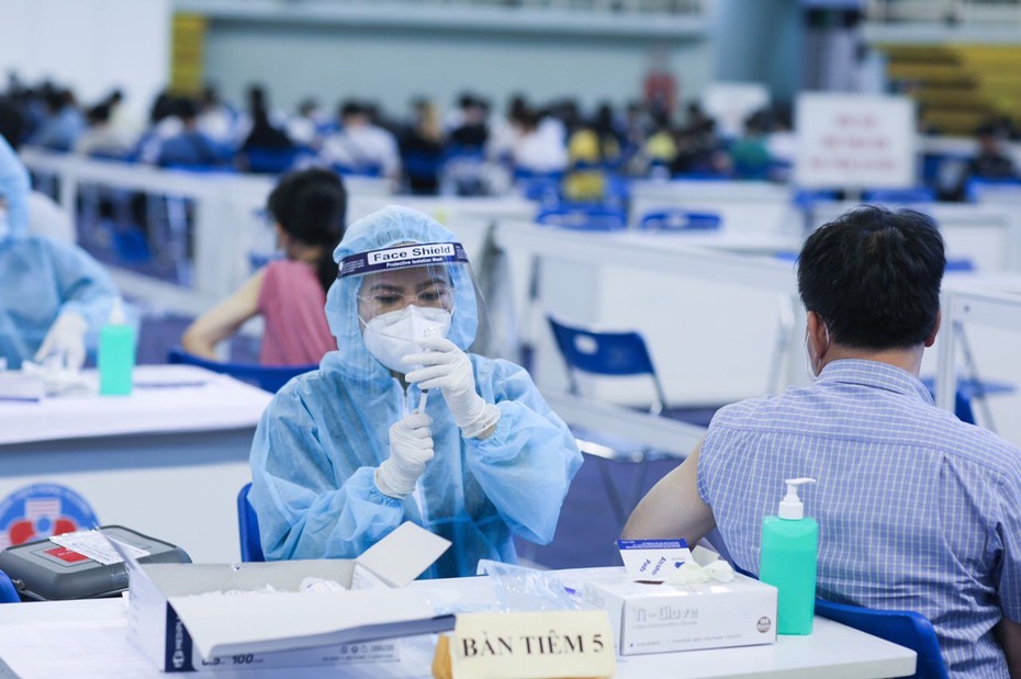 TP.Hồ Chí Minh: 100% người dân trên 18 tuổi sẽ được tiêm vắc-xin phòng Covid-19