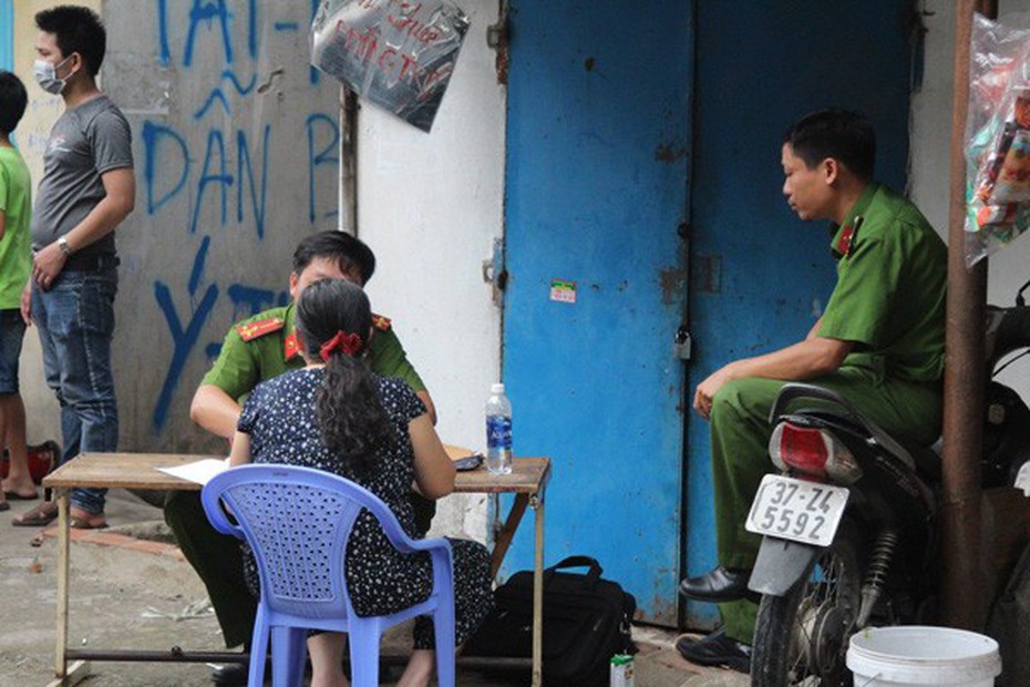 Tạm giữ người chồng nghi bóp cổ vợ tử vong rồi tới công an đầu thú