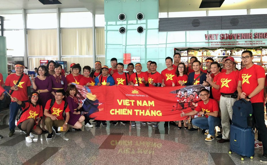 CĐV "hừng hực" khí thế trước giờ khởi hành sang Malaysia tiếp lửa tinh thần tuyển Việt Nam
