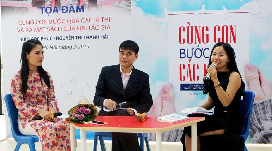 Phụ huynh “săn đón” cuốn sách ra mắt trước các kỳ thi tuyển sinh 2019