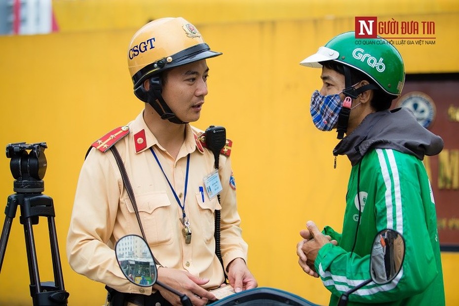 Hàng loạt phương tiện thô sơ bị xử phạt ở đường vành đai 3 trên cao