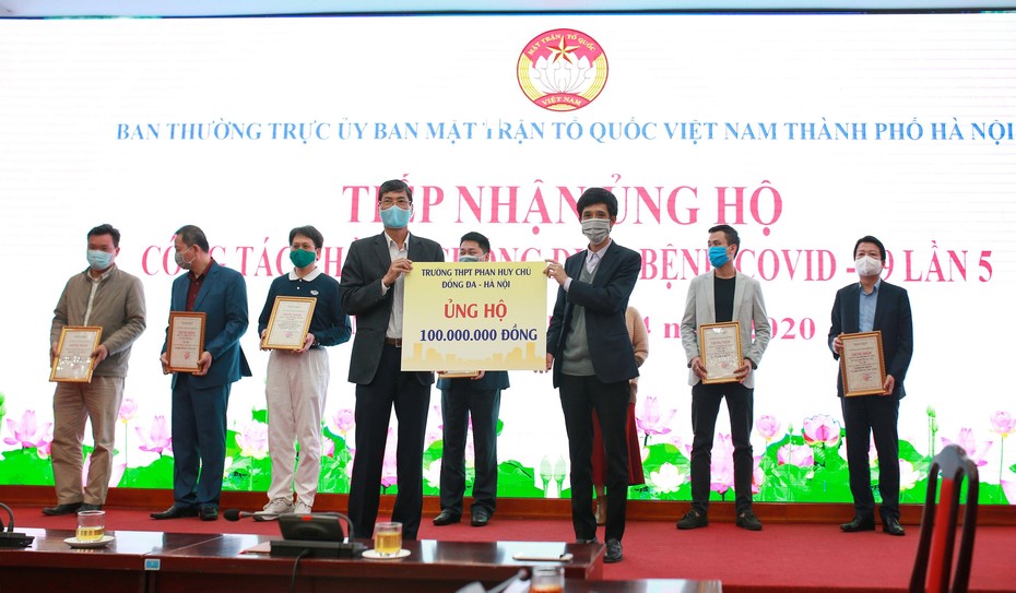 Trường THPT Phan Huy Chú ủng hộ 100 triệu đồng chống Covid-19