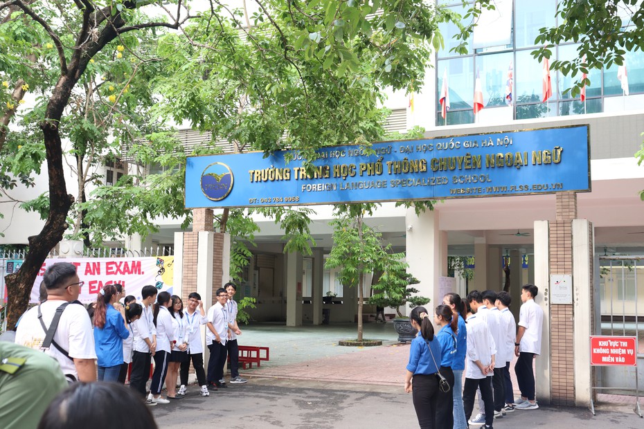 Trường THPT tuyển sinh sớm nhất Hà Nội, đề thi “bắt trend” Covid-19