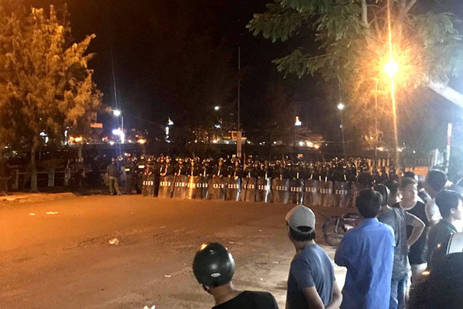 Cảnh sát cơ động trong buổi hỗn loạn ở Bình Thuận: Nụ cười anh thắp sáng cả đêm đen