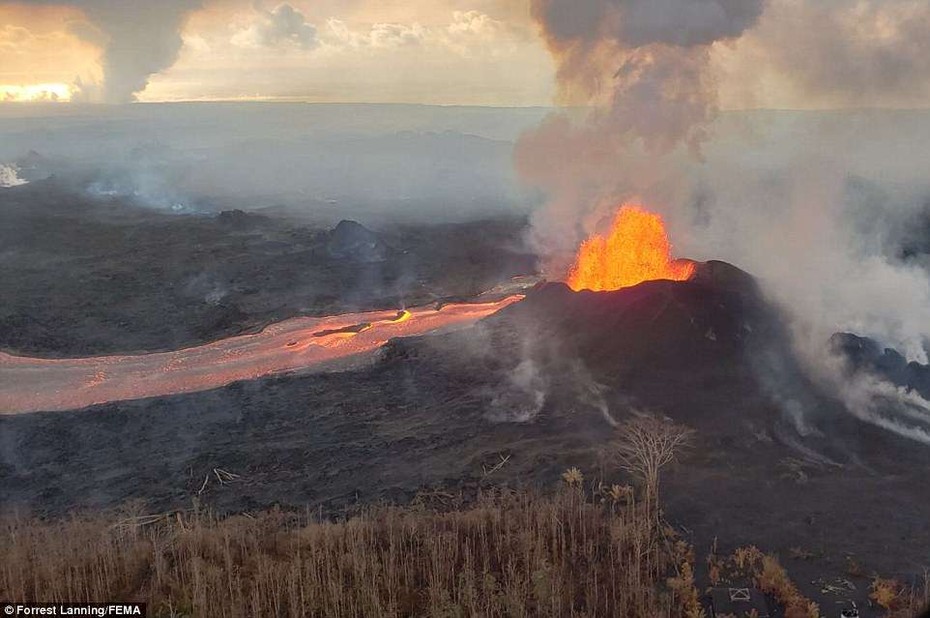 Video: Hình ảnh đáng sợ của dòng dung nham núi lửa Hawaii