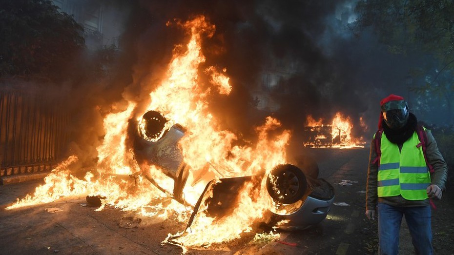 Khói lửa ngút trời bao phủ thành Paris vì cuộc biểu tình thứ 3 của lực lượng “áo gilet vàng”