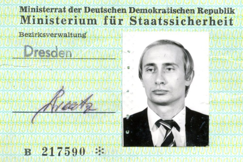 Chiếc thẻ ra vào cơ quan và những lời đồn đoán về ông Putin