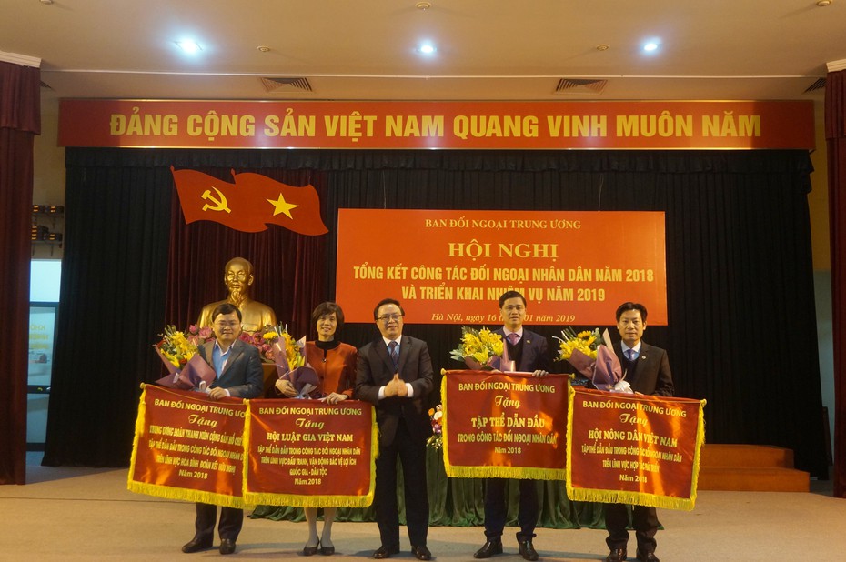 Hội Luật gia Việt Nam 3 năm liên tiếp được tặng cờ thi đua của ban đối ngoại trung ương