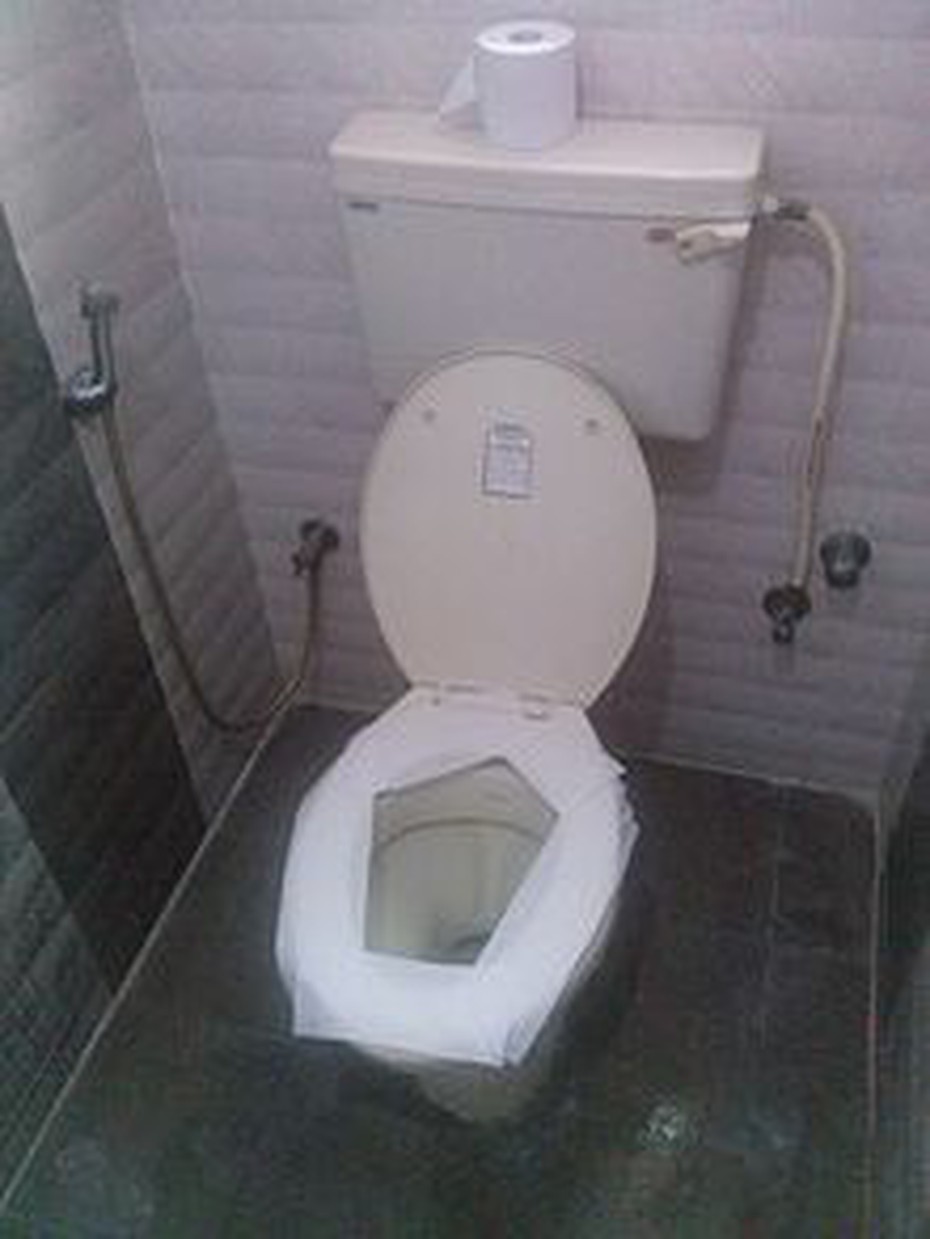 Cụ bà thoát chết hy hữu sau gần một tuần kẹt trong toilet