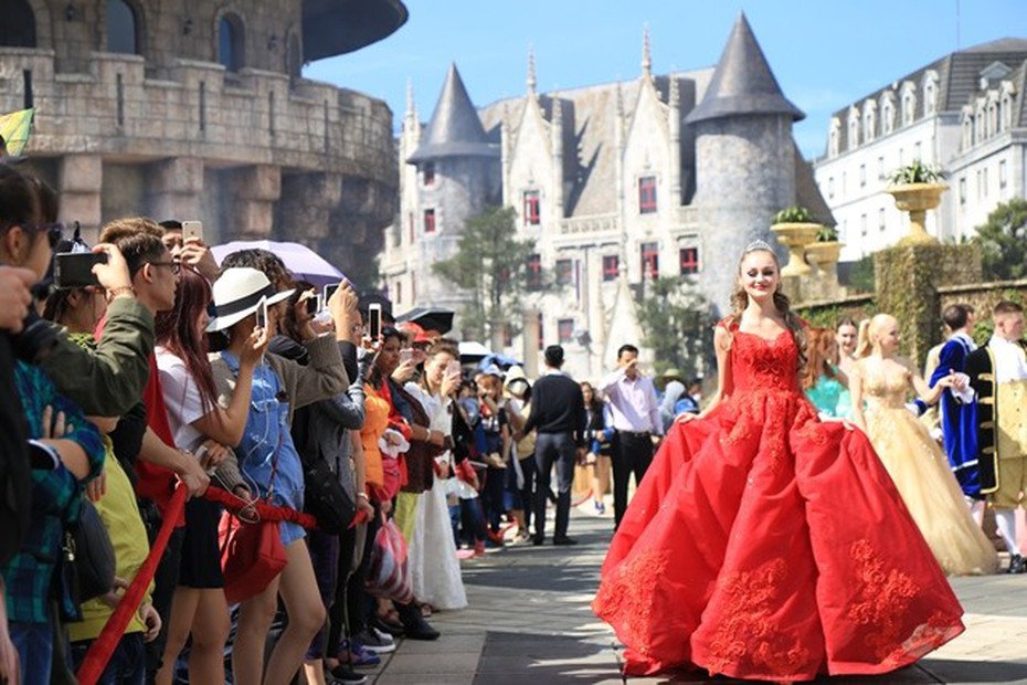 Carnival đường phố Sun World Ba Na Hills trình diễn tại phố đi bộ Hồ Gươm