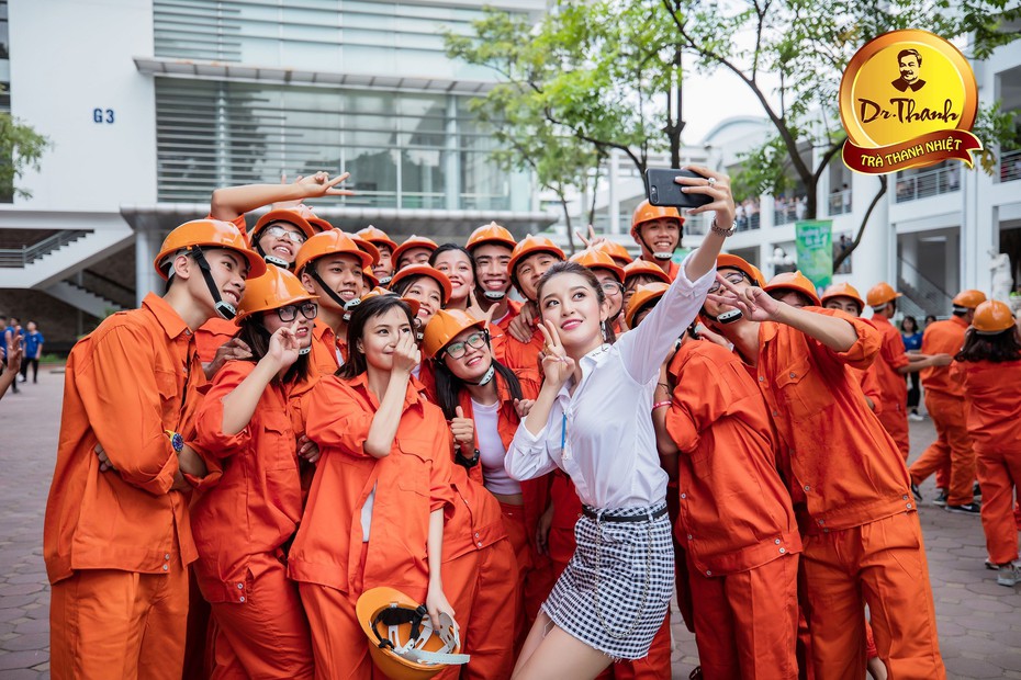 Á hậu Huyền My xuất hiện xinh tươi tại cuộc thi Hoa khôi Sinh viên 2017