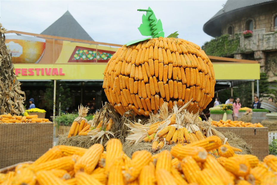 ‘Check in’ Halloween với các tiểu cảnh được tạo từ hơn 10 tấn bí, ngô, táo tại Sun World Ba Na Hills